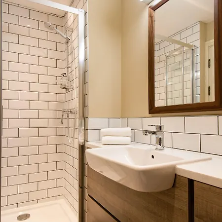 The Temperance Inn, - The Collection Group אמבלסייד